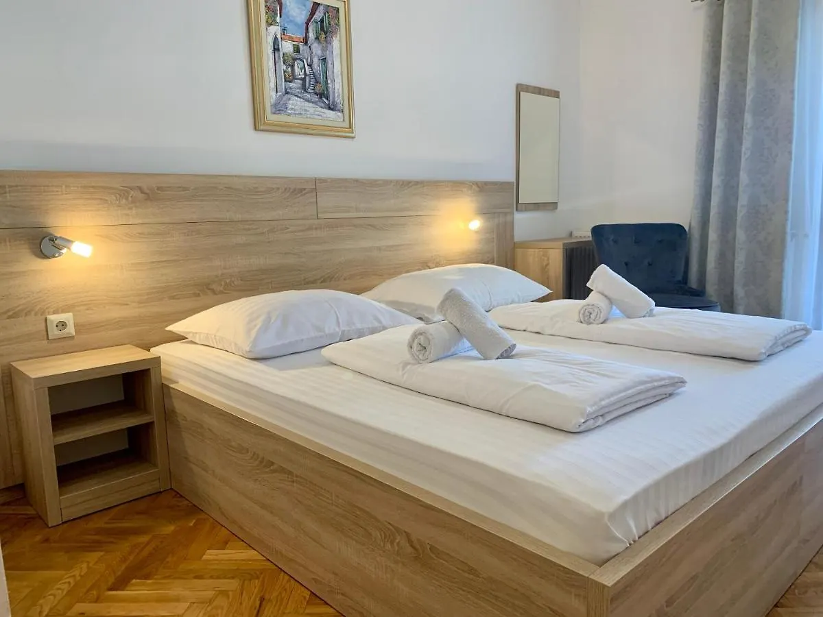 Rooms & Pansion Odmor Rovanjska 3*,  Κροατία